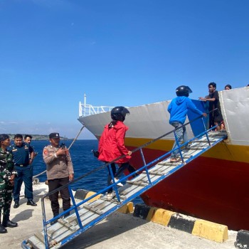 KPPP Polsek Kisar Amankan Aktifitas Warga Saat Embarkasi di Pelabuhan Laut Wonreli