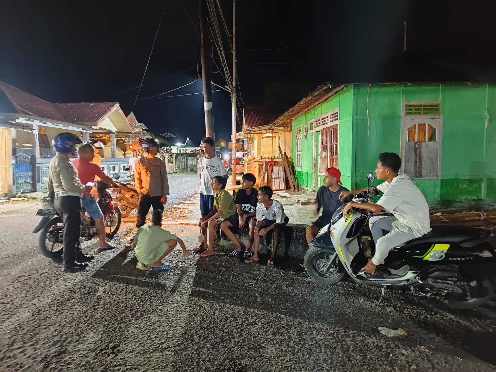 POLSEK SALAHUTU GELAR PATROLI MALAM UNTUK CIPTA KONDISI KAMTIBMAS AMAN DAN KONDUSIF