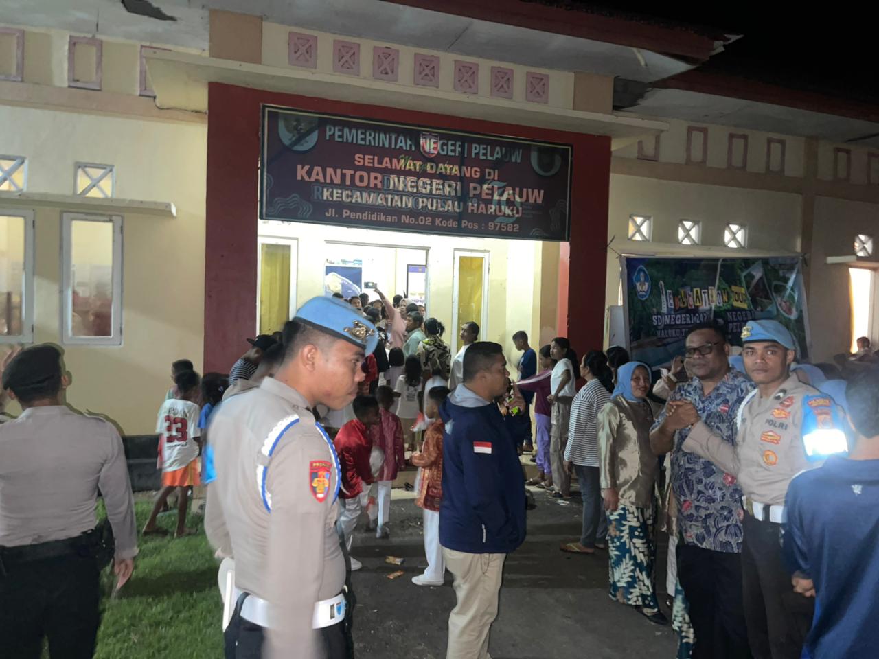 POLSEK HARUKU LAKUKAN PENGAMANAN PENTAS SENI DAN BUDAYA DI KANTOR DESA NEGERI PELAWUW
