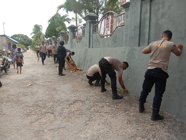 Bersihkan Gereja, Polsek Selaru gelar Bakti Religi sambut Hari Bhayangkara ke-79