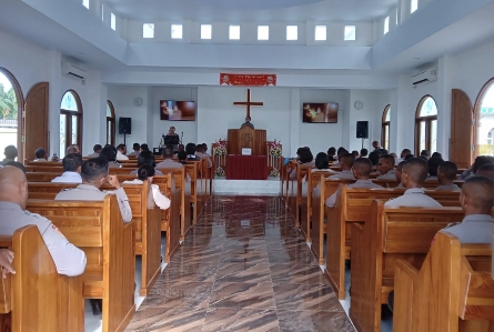 Personel Polda Maluku Beragama Kristen Gelar Doa Bersama di Gereja Jelang HUT Bhayangkara