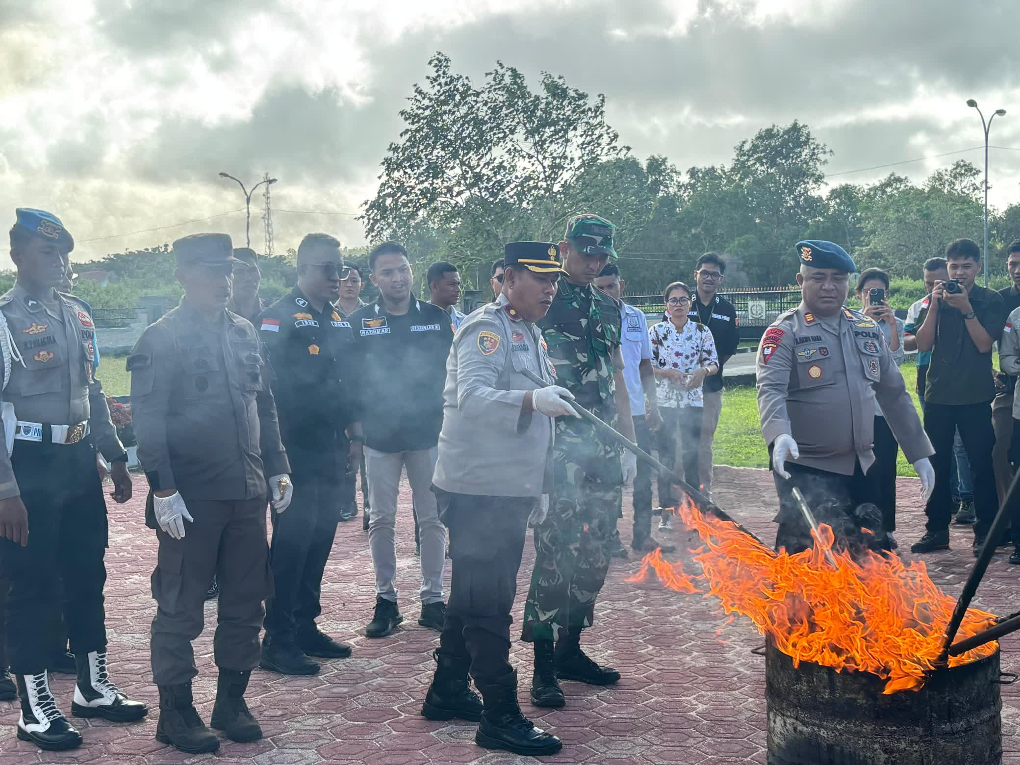 Kejari Maluku Barat Daya Bersama Forkopimda MBD Gelar Pemusnahan Barang Bukti