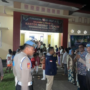 POLSEK HARUKU LAKUKAN PENGAMANAN PENTAS SENI DAN BUDAYA DI KANTOR DESA NEGERI PELAWUW