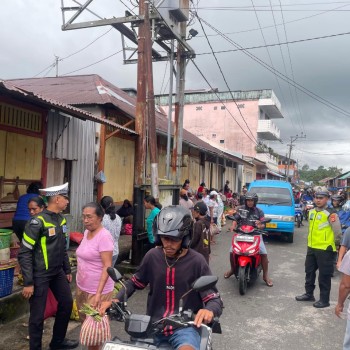 Polsek Saparua Tertibkan Arus Lalu Lintas di Hari Pasar, Cegah Kemacetan dan Pelanggaran