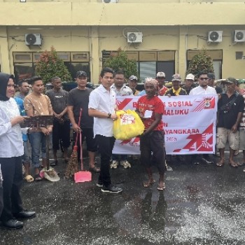 Menyongsong HUT Ke-79 Bhayangkara, Personel Ditreskrimum Polda Maluku Salurkan Bantuan Sembako Kepada Petugas Kebersihan dan Pengayuh Becak