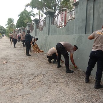 Bersihkan Gereja, Polsek Selaru gelar Bakti Religi sambut Hari Bhayangkara ke-79