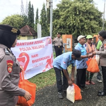 Ditpamobvit Polda Maluku Salurkan Bansos kepada Masyarakat