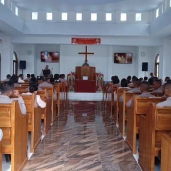 Personel Polda Maluku Beragama Kristen Gelar Doa Bersama di Gereja Jelang HUT Bhayangkara