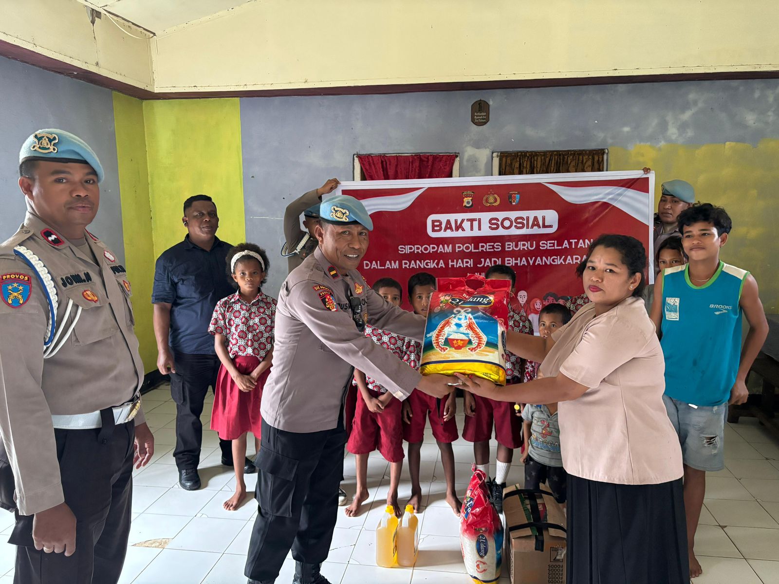 Sipropam Polres Buru Selatan Gelar Bakti Sosial, Salurkan Bantuan Sembako untuk Panti Asuhan