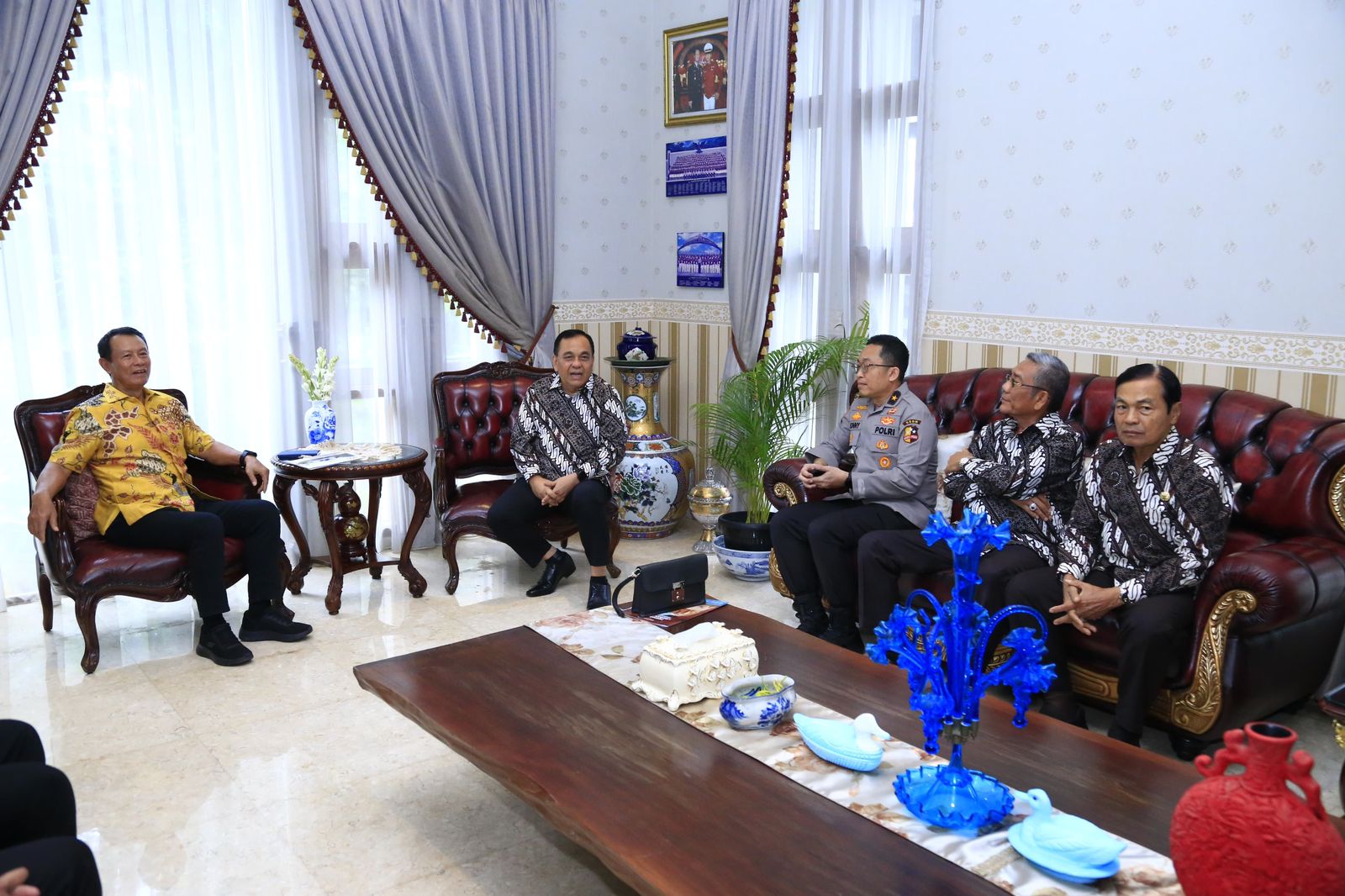 Anjangsana HUT Bhayangkara ke-79, Tim Polri Sambangi Kediaman Jenderal (Purn) Sutarman