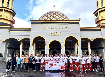 Sambut HUT Ke-79 Bhayangkara Personel Gabungan Bersihkan Masjid Alfatah Ambon