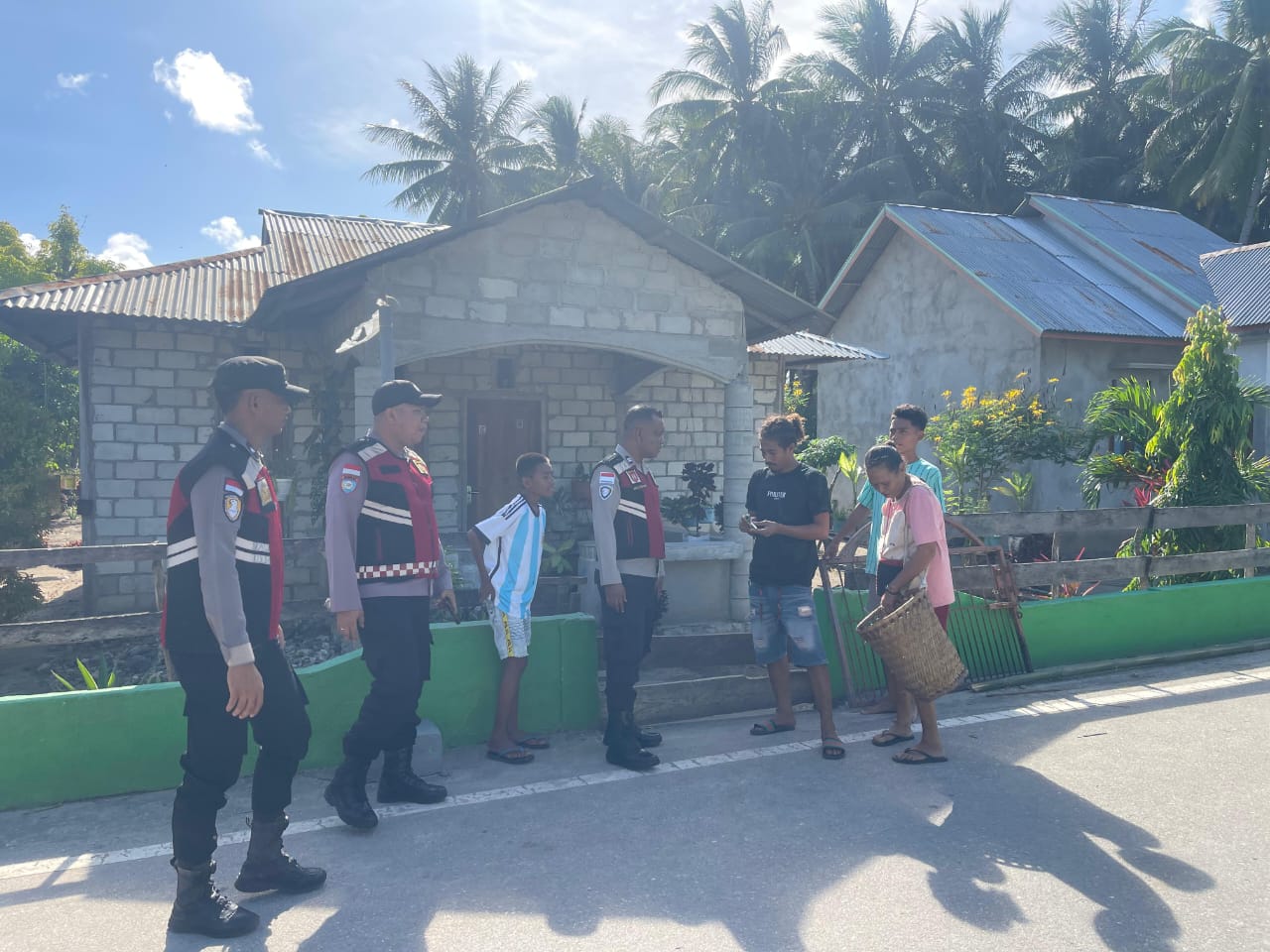 Polsek Serwaru Gelar Patroli KRYD, Himbau Warga Pentingnya Jaga Kamtibmas di Desa