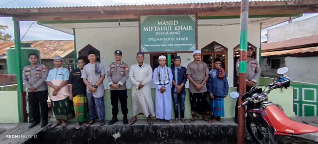 Polsek Wetar Secara Intensif Amankan Sholat Jumat di Masjid Miftahul Khair Situasi Aman & Kondusif