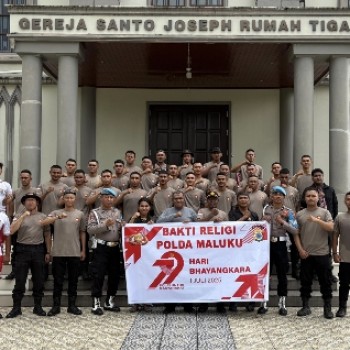 Polda Maluku Bersihkan Gereja Santo Joseph Rumah Tiga, Pastor Berikan Apresiasi