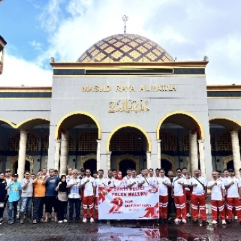 Sambut HUT Ke-79 Bhayangkara Personel Gabungan Bersihkan Masjid Alfatah Ambon