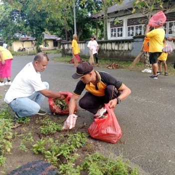 Sambut Hari Bhayangkara ke-79, Polsek Leksula Bersama Warga Gelar Kegaiatan Jumat Bersih