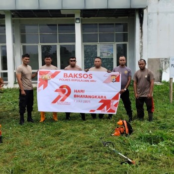 POLSEK JEROL GELAR BAKTI SOSIAL BERSIHKAN PUSKESMAS.