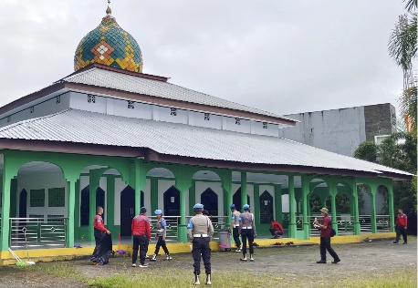 Sambut Hari Bhayangkara SPN Polda Maluku Bersih-bersih Masjid dan Gereja di Passo