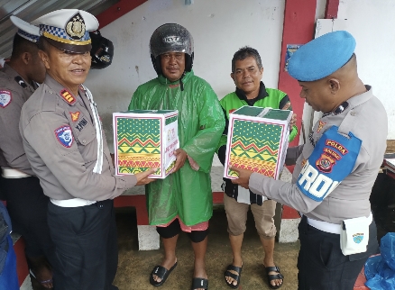 Hari Sembilan Ops Simpatik Salawaku, Polda Maluku Tegur Pelanggar Lalulintas dan Bagikan Bingkisan Hari Bhayangkara