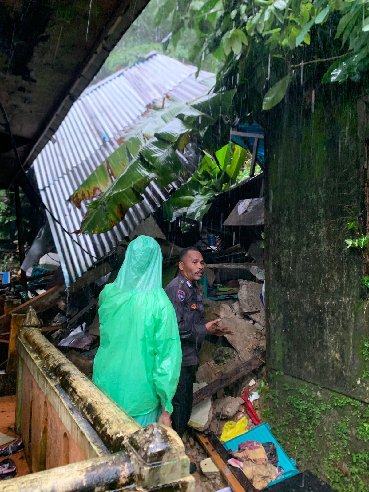 Tanah Longsor Landa Batu Merah, Satu Rumah Warga Rusak Berat – Bhabinkamtibmas dan Warga Gerak Cepat Lakukan Evakuasi
