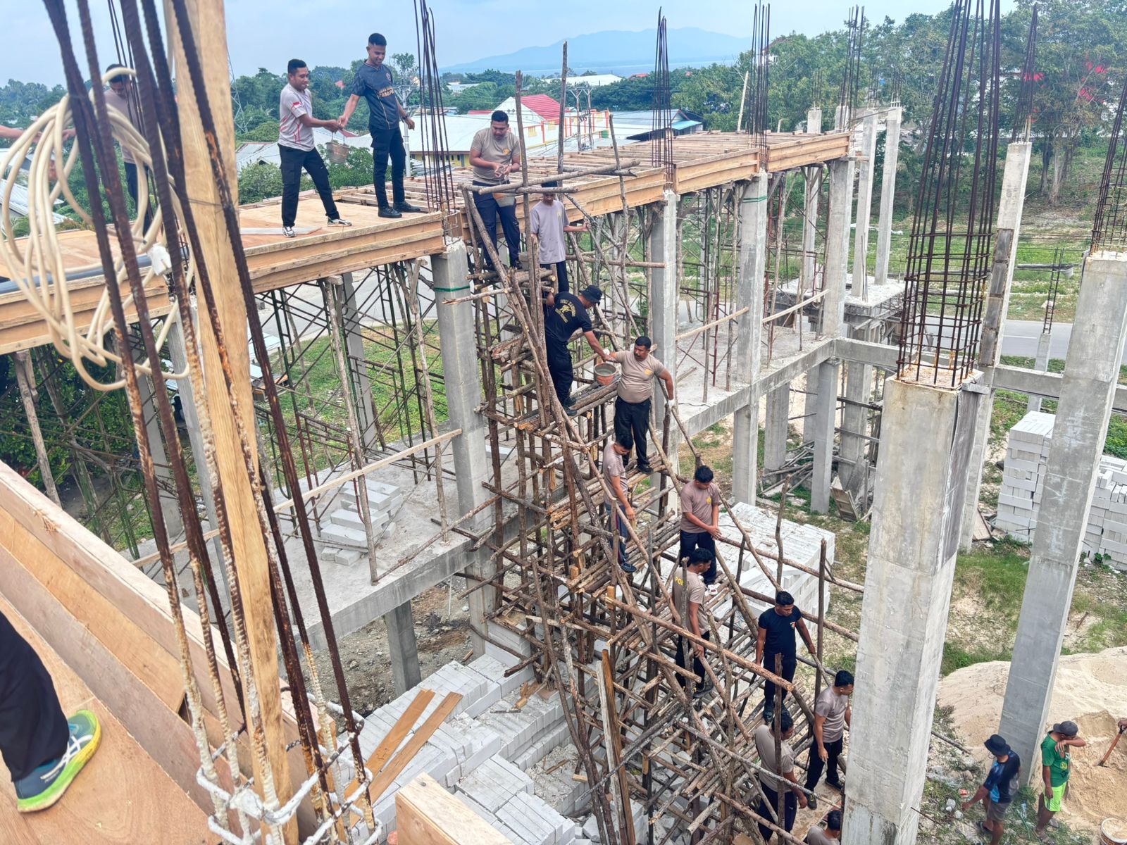 Kapolres Maluku Barat Daya Pimpin Pengecoran Beton Dak di Masjid Nurul Iman Kalwedo Tiakur, Maluku Barat Daya