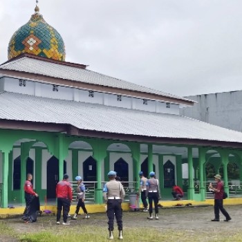 Sambut Hari Bhayangkara SPN Polda Maluku Bersih-bersih Masjid dan Gereja di Passo