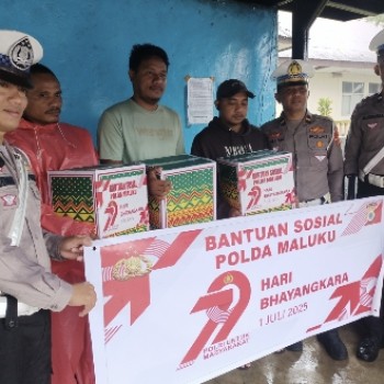 Jelang Hari Bhayangkara ke 79, Dit Lantas Polda Maluku Berbagi dengan Tukang Ojeg Online