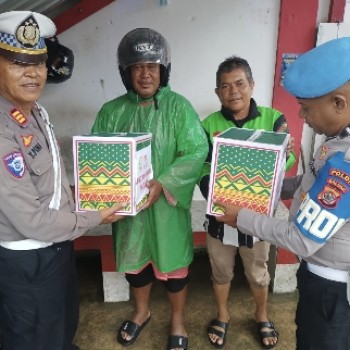 Hari Sembilan Ops Simpatik Salawaku, Polda Maluku Tegur Pelanggar Lalulintas dan Bagikan Bingkisan Hari Bhayangkara