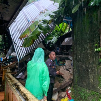 Tanah Longsor Landa Batu Merah, Satu Rumah Warga Rusak Berat – Bhabinkamtibmas dan Warga Gerak Cepat Lakukan Evakuasi
