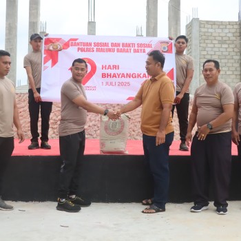 Kapolres Maluku Barat Daya Gelar Bakti Sosial dan Pemberian Bantuan Sosial pada Gereja GSJA TMC  Tiakur