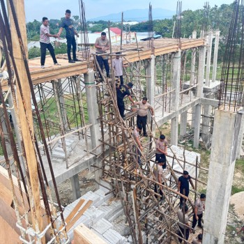 Kapolres Maluku Barat Daya Pimpin Pengecoran Beton Dak di Masjid Nurul Iman Kalwedo Tiakur, Maluku Barat Daya