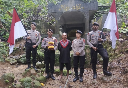 Prosesi Adat Pengambilan Air Suci Mojopahit di Negeri Ema untuk Upacara Pencucian Pataka Salawaku Emarina