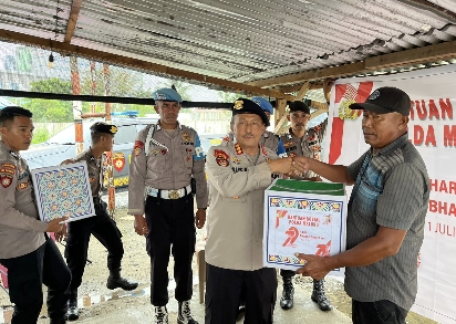 Personel Dit Samapta Polda Maluku Salurkan 50 Paket Bansos di Ambon