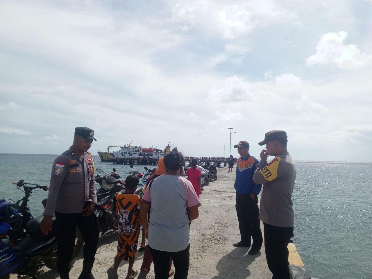 KPPP Polsek Serwaru Berikan Pelayanan  Aktifitas Penumpang di Pelabuhan Laut Serwaru