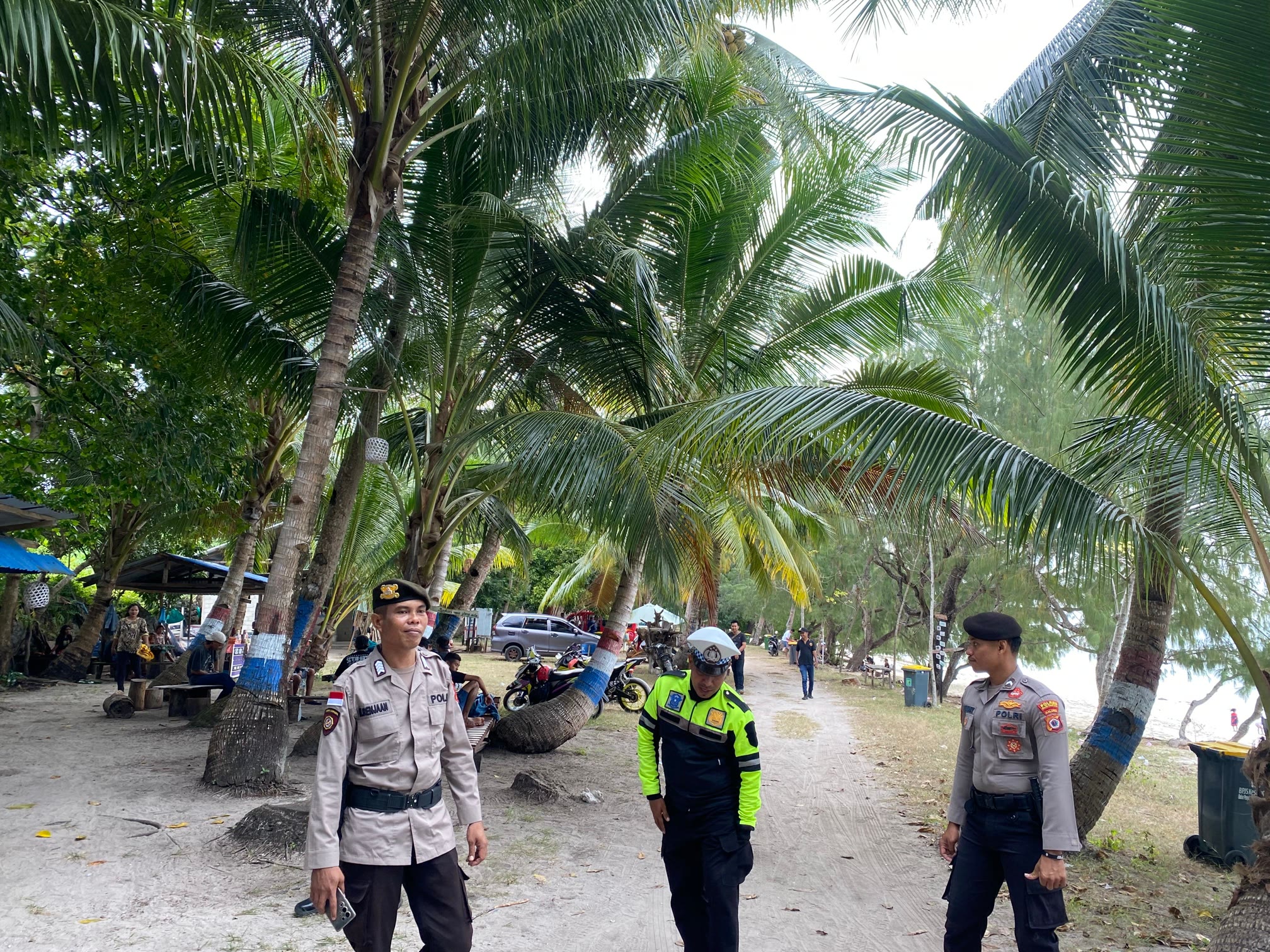 Personil Polres MBD Optimalkan Patroli Dialogis, Sosialisasi Kamtibmas Bagi Warga di Lokasi Wisata