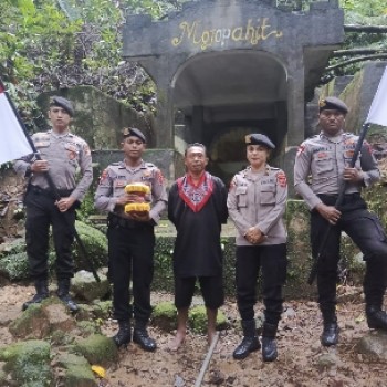 Prosesi Adat Pengambilan Air Suci Mojopahit di Negeri Ema untuk Upacara Pencucian Pataka Salawaku Emarina
