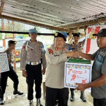 Personel Dit Samapta Polda Maluku Salurkan 50 Paket Bansos di Ambon