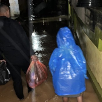 Brimob Maluku Bantu Korban Banjir di Galala dan Ahuru