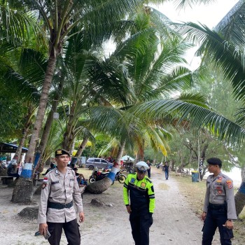Personil Polres MBD Optimalkan Patroli Dialogis, Sosialisasi Kamtibmas Bagi Warga di Lokasi Wisata