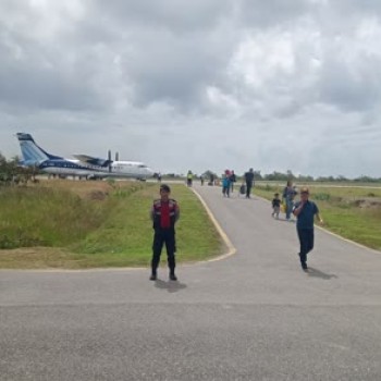 Personil Polres MBD Maksimalkan Pengamanan Aktifitas Penumpang di Bandara Moa