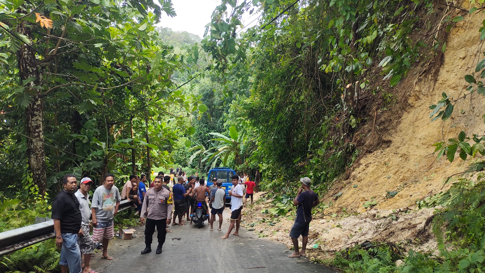 Polsek Leitimur Selatan dan Warga Sigap Bersihkan Longsor dan Pohon Tumbang di Hutumuri
