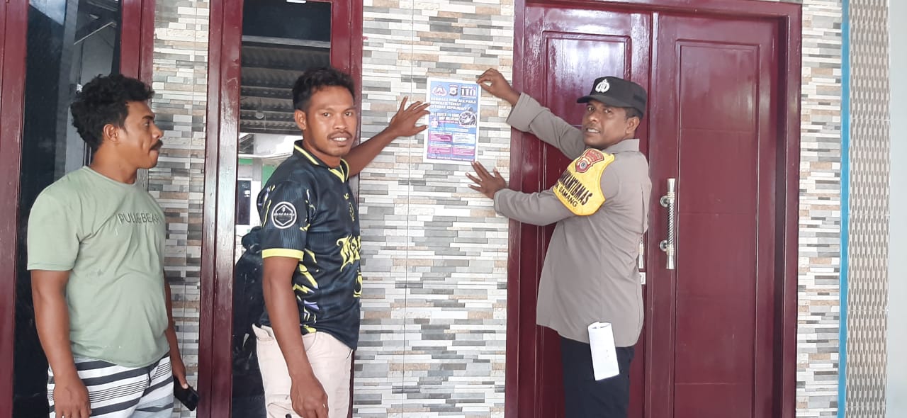 Laksanakan Sambang ke rumah Warga, Bhabinkamtibmas Desa Samang Bripka R. Latuconsina Sosialisasi Layanan CALL 110 Polres Kepulauan Aru pada Warga Binaanya.