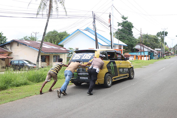 Dorong mobil Warga, Personel Polres Kepulauan Tanimbar lakukan aksi terpuji