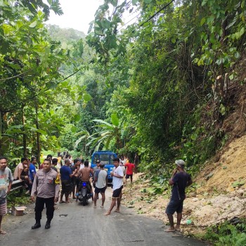 Polsek Leitimur Selatan dan Warga Sigap Bersihkan Longsor dan Pohon Tumbang di Hutumuri