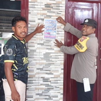 Laksanakan Sambang ke rumah Warga, Bhabinkamtibmas Desa Samang Bripka R. Latuconsina Sosialisasi Layanan CALL 110 Polres Kepulauan Aru pada Warga Binaanya.