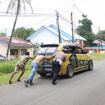Dorong mobil Warga, Personel Polres Kepulauan Tanimbar lakukan aksi terpuji