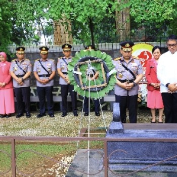 Peringati Hari Bhayangkara ke-79, Kapolri Ziarah ke Makam Jenderal Hoegeng: Teladani Integritas dan Pengabdian