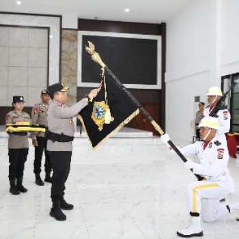 Polda Maluku Gelar Upacara Pencucian Pataka Salawaku Emarina, Ini Pesan Kapolda