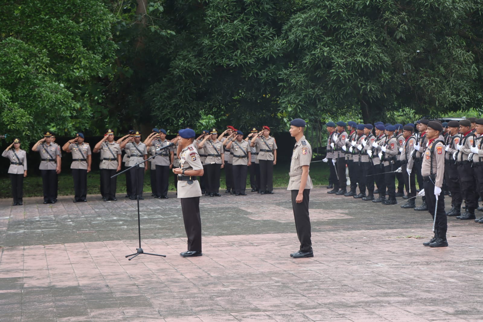 Jelang Hari Bhayangkara ke-79, Polres Maluku Tengah Ziarah ke Makam Pahlawan