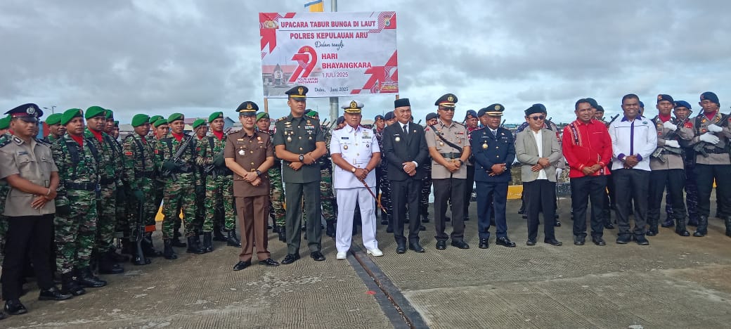 HUT Bhayangkara Ke - 79 Polres Kepulauan Aru Laksanakan Upacara Tabur Bunga Di Laut.